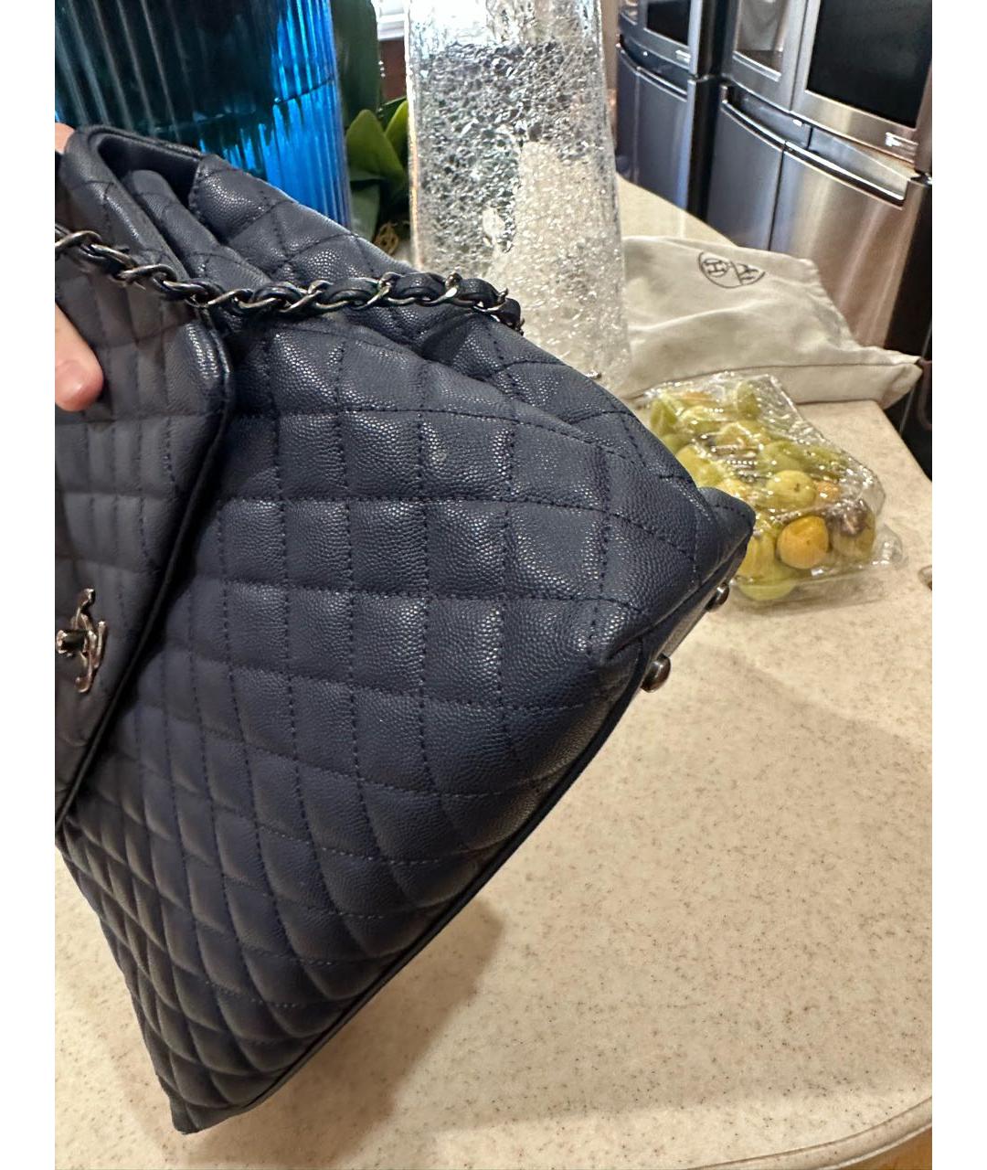 CHANEL Темно-синяя кожаная сумка с короткими ручками, фото 8