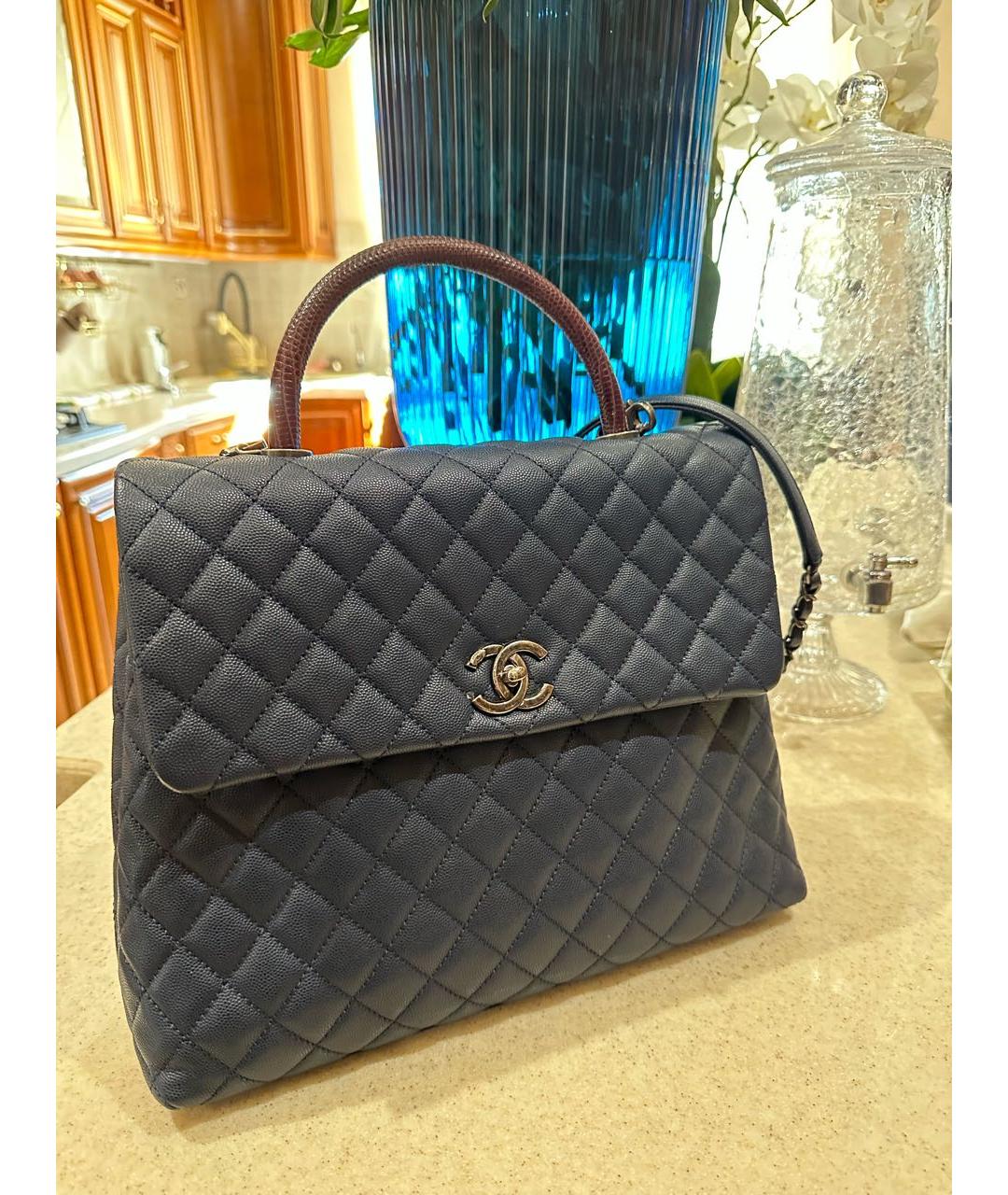 CHANEL Темно-синяя кожаная сумка с короткими ручками, фото 2