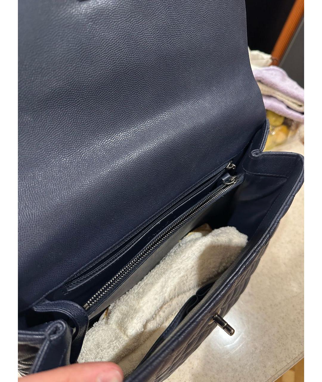CHANEL Темно-синяя кожаная сумка с короткими ручками, фото 4