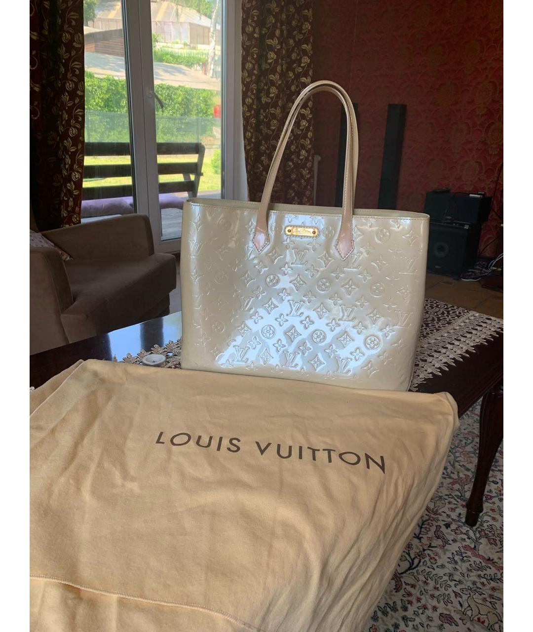 LOUIS VUITTON PRE-OWNED Бежевая сумка тоут из лакированной кожи, фото 3