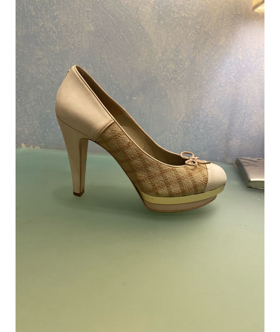 CHANEL PRE-OWNED Бежевые нубуковые туфли, фото 6