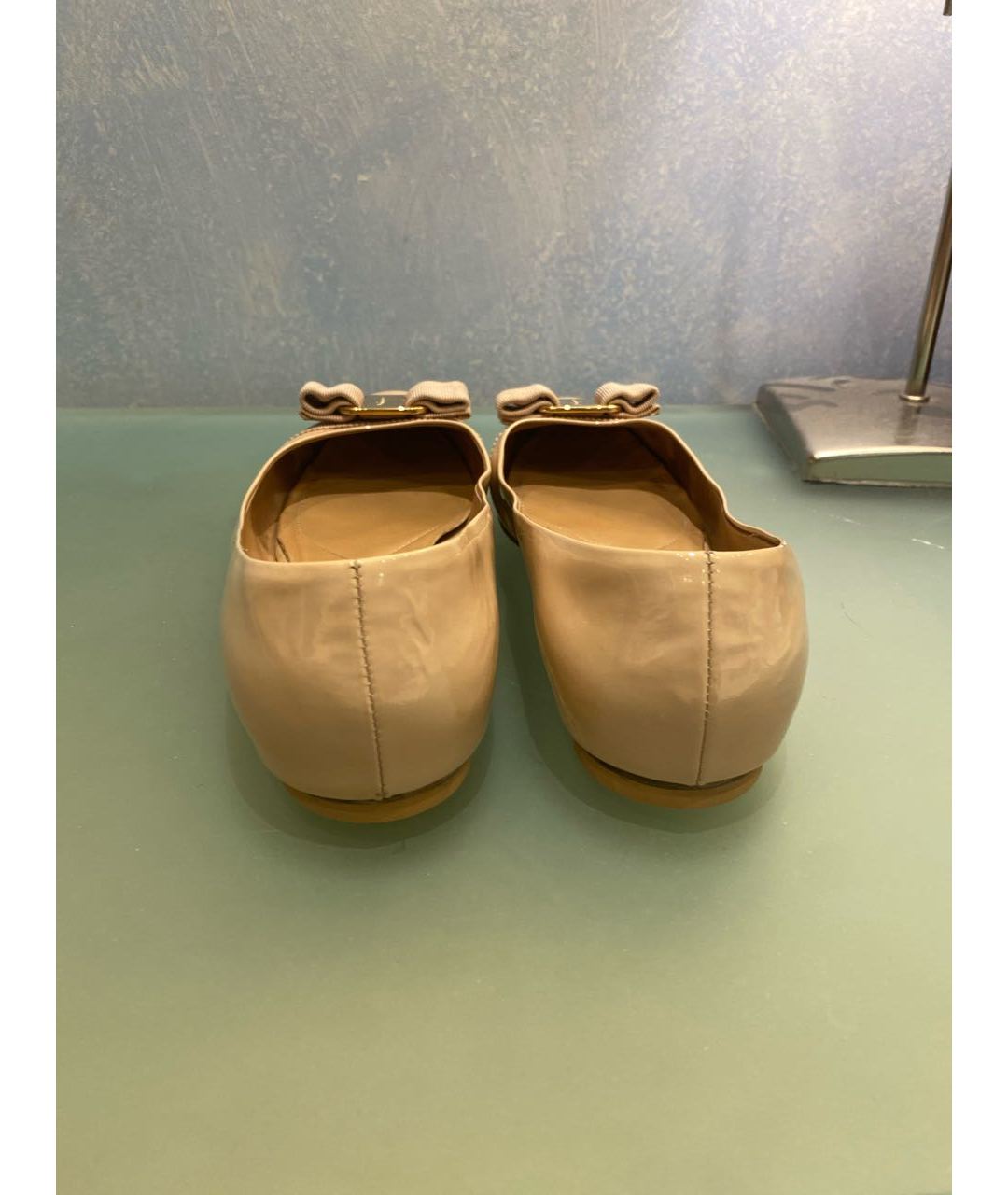 SALVATORE FERRAGAMO Бежевые балетки из лакированной кожи, фото 4