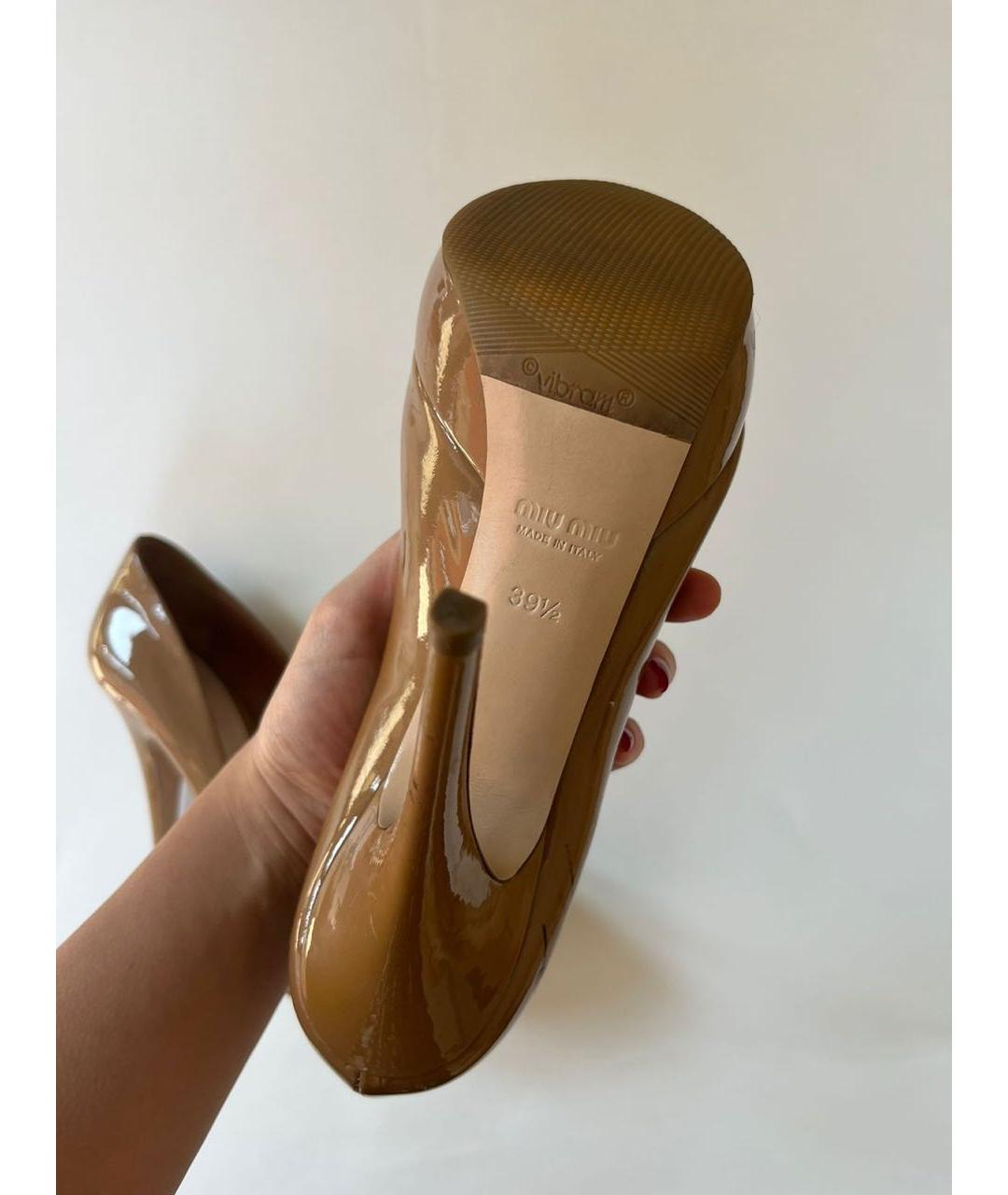 MIU MIU Бежевые туфли из лакированной кожи, фото 7