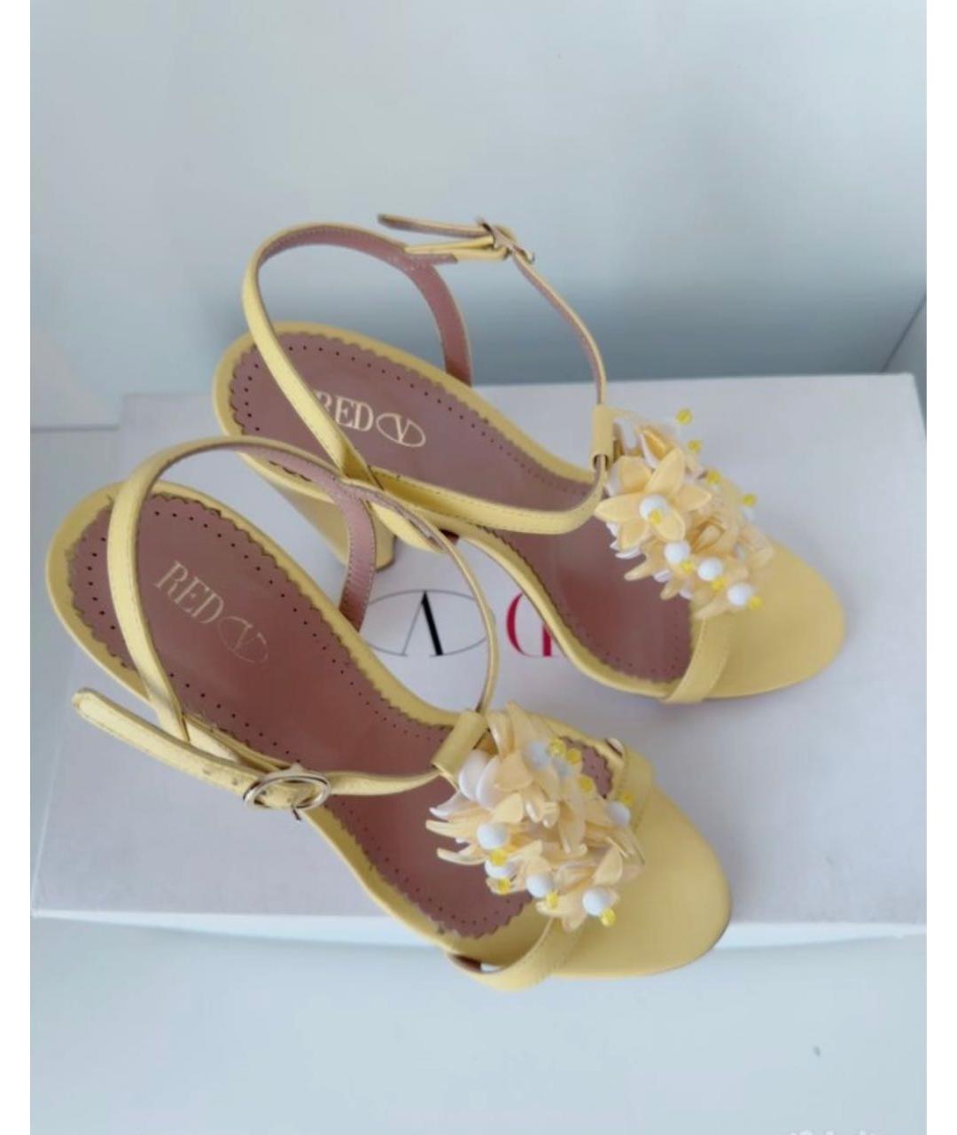 RED VALENTINO Желтые кожаные босоножки, фото 2
