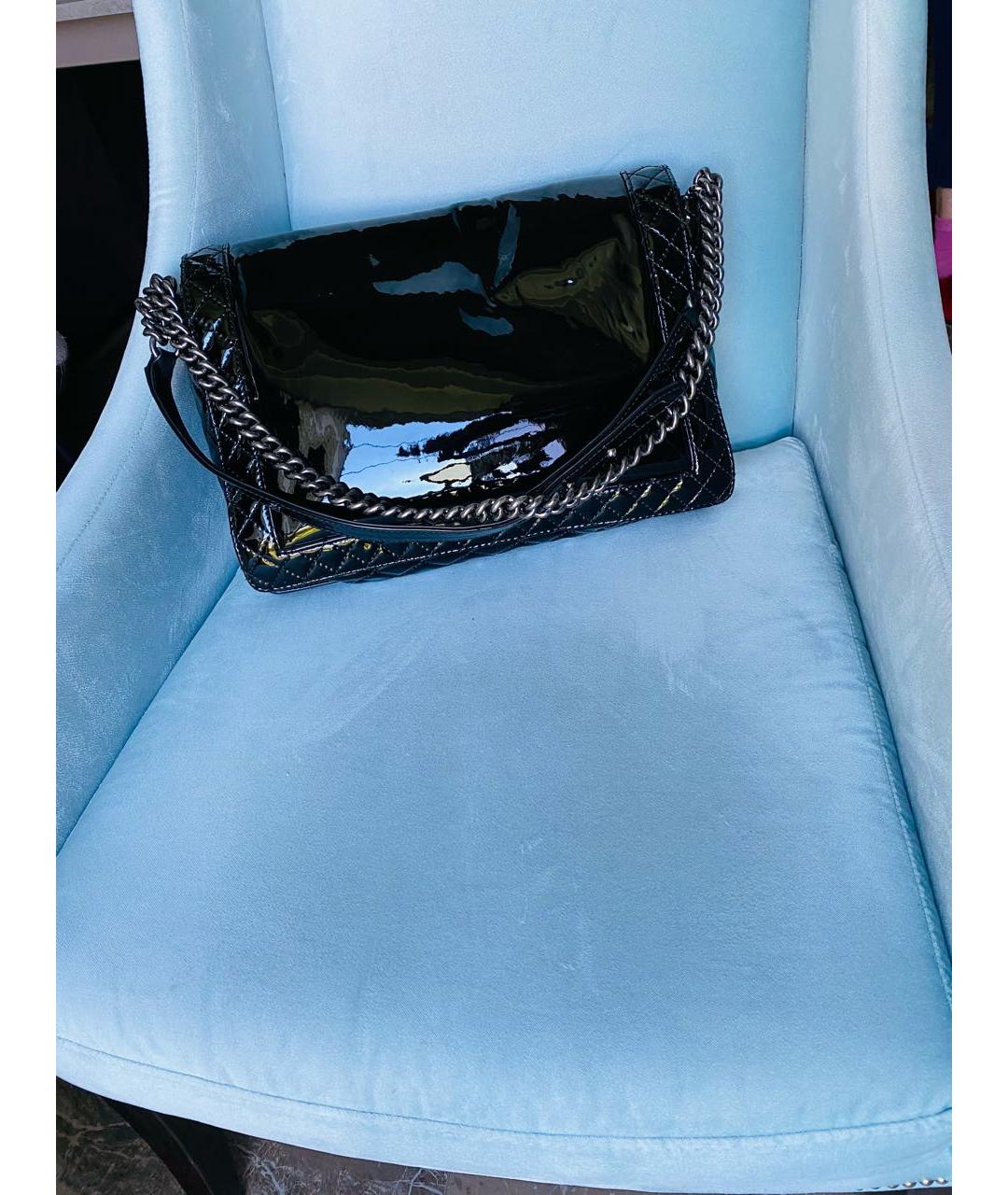 CHANEL PRE-OWNED Черная сумка через плечо из лакированной кожи, фото 3