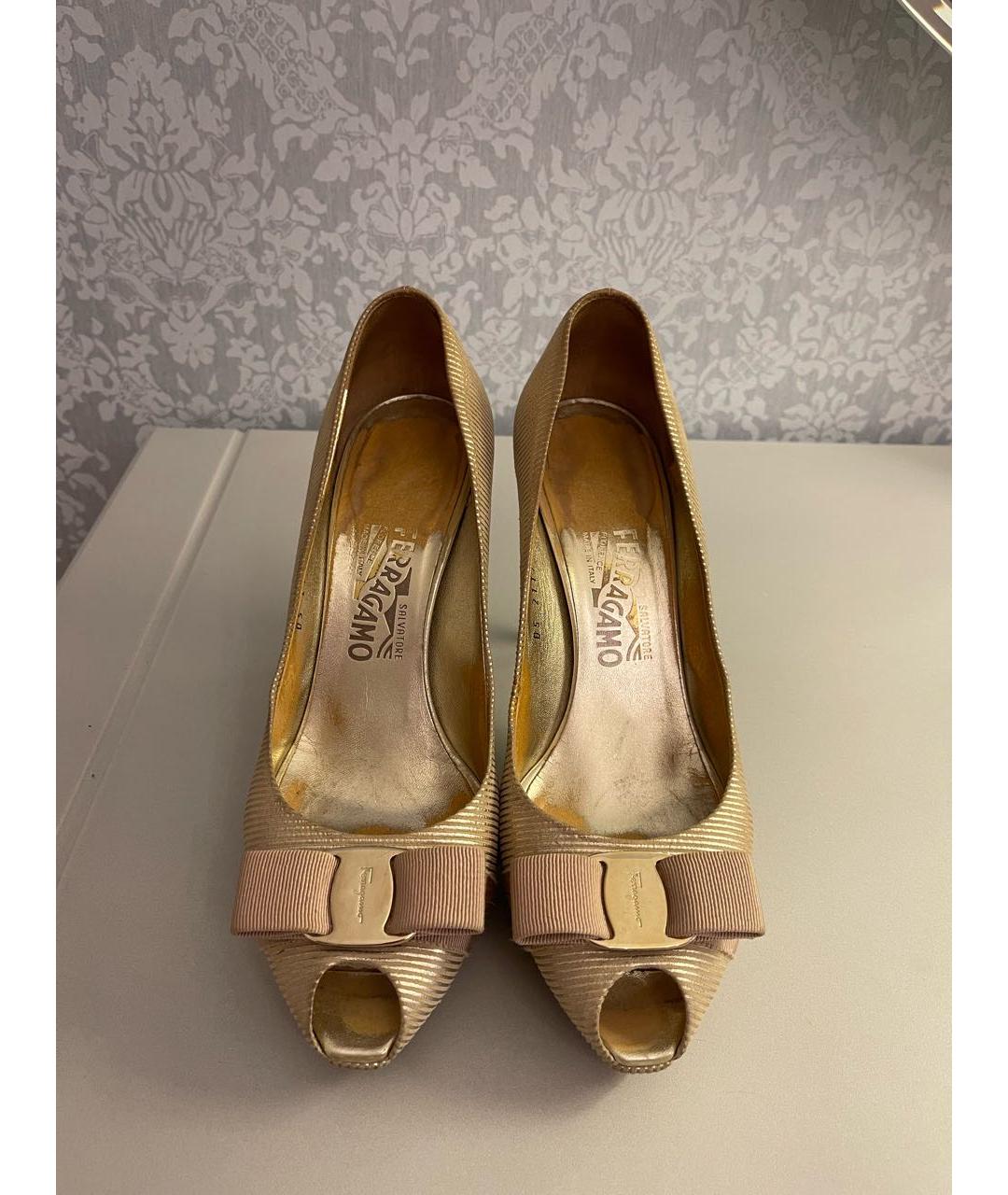SALVATORE FERRAGAMO Золотые замшевые туфли, фото 2