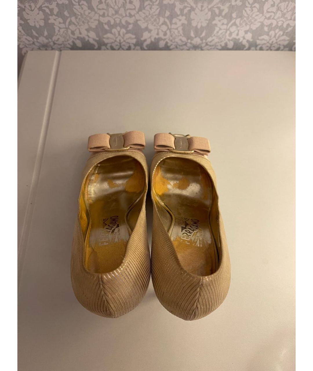 SALVATORE FERRAGAMO Золотые замшевые туфли, фото 3