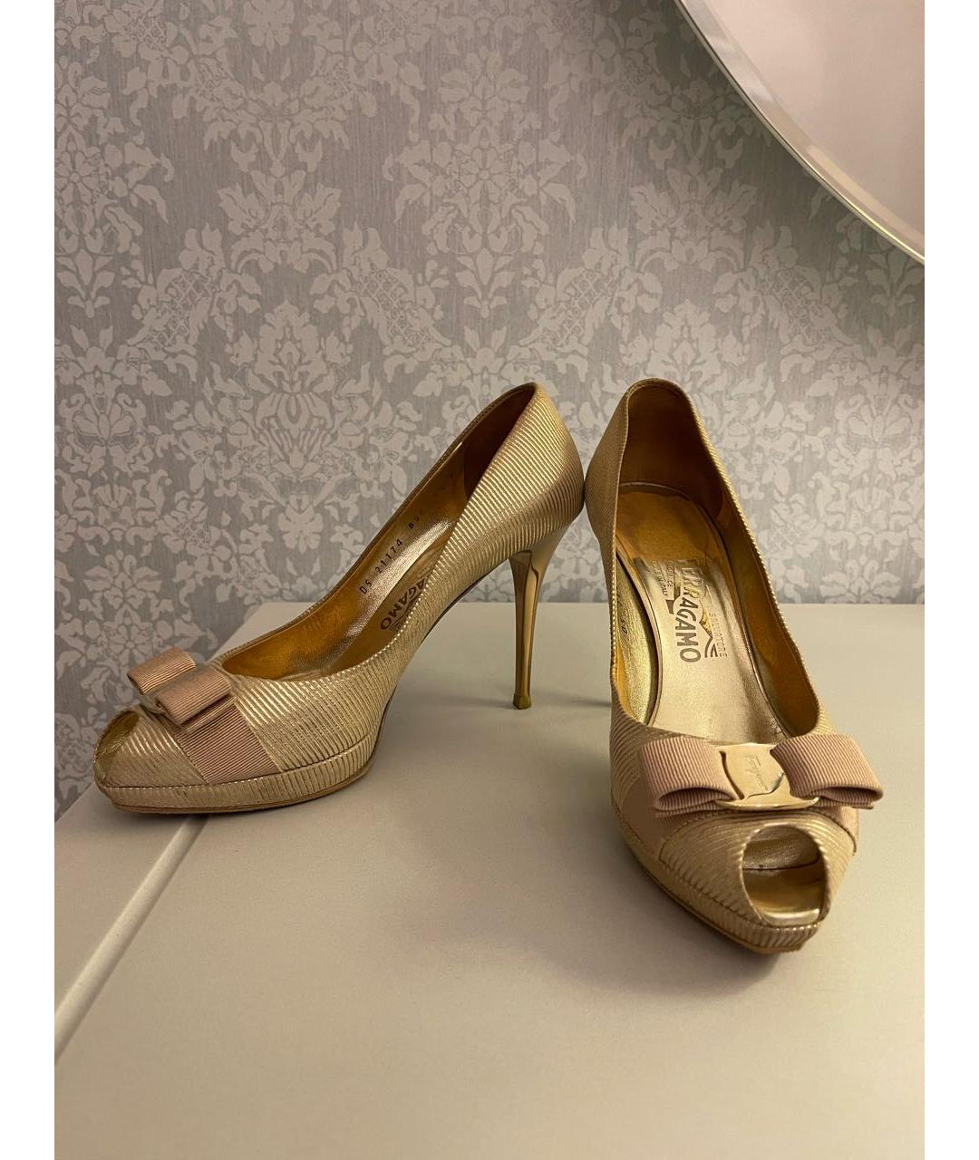 SALVATORE FERRAGAMO Золотые замшевые туфли, фото 7