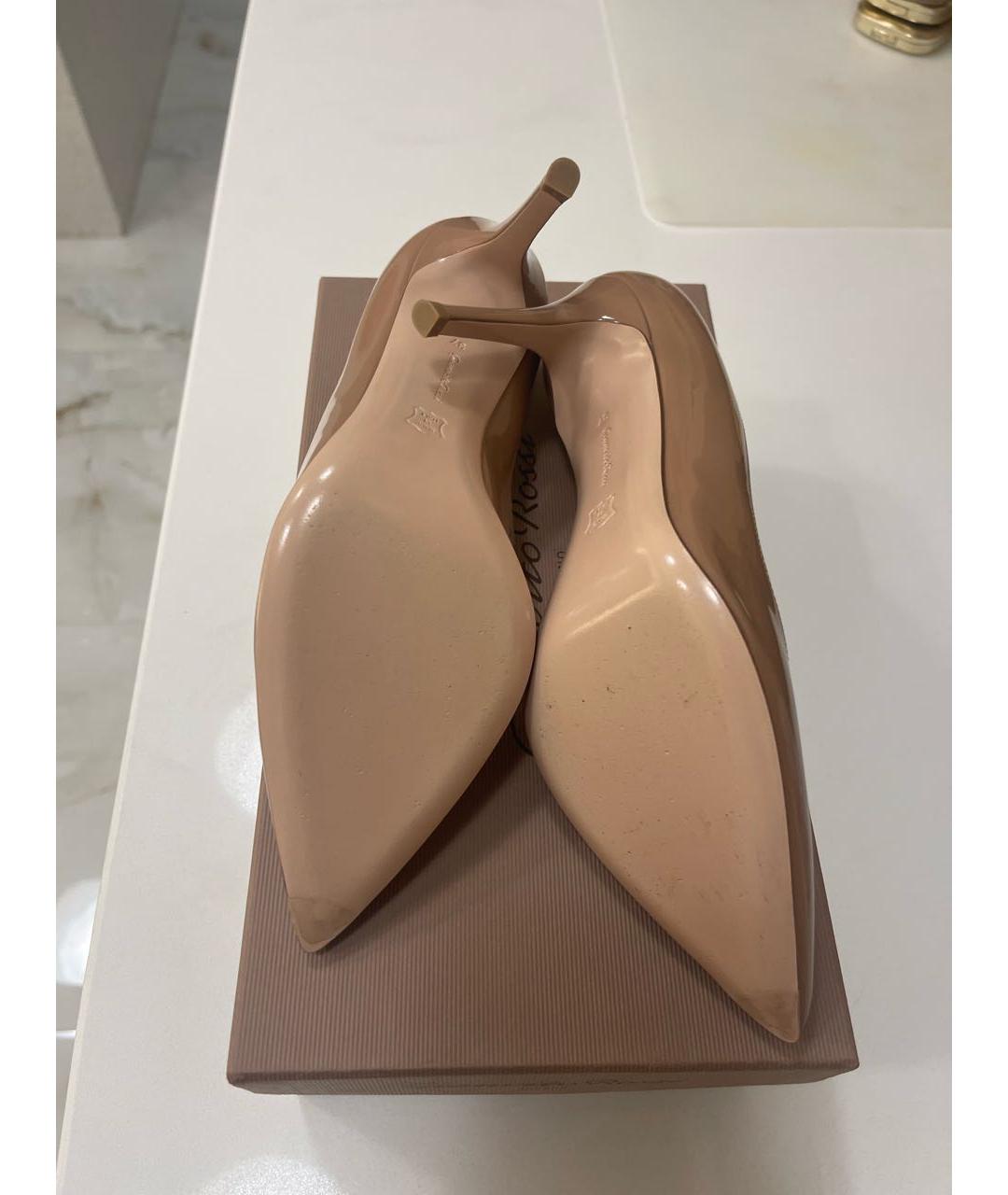 GIANVITO ROSSI Бежевые туфли из лакированной кожи, фото 4