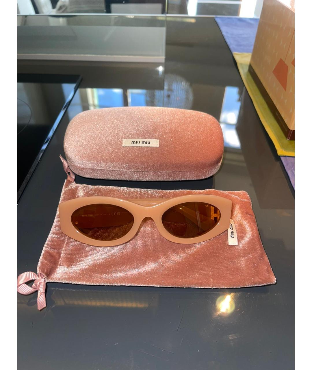 MIU MIU Бежевые пластиковые солнцезащитные очки, фото 3