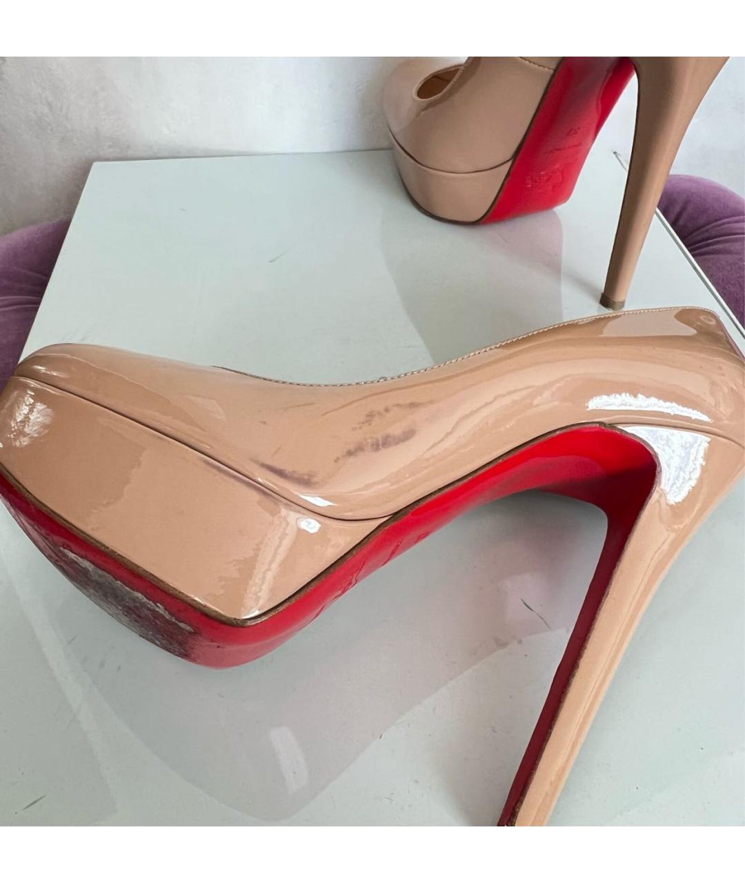 CHRISTIAN LOUBOUTIN Бежевые туфли из лакированной кожи, фото 4