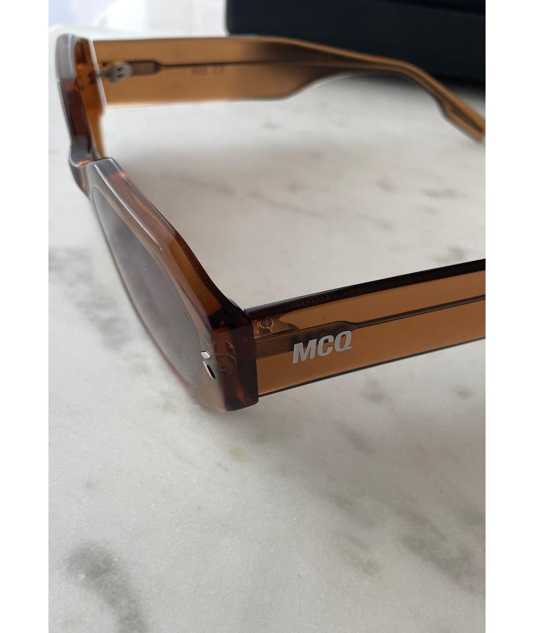 MCQ ALEXANDER MCQUEEN Коричневые пластиковые солнцезащитные очки, фото 2