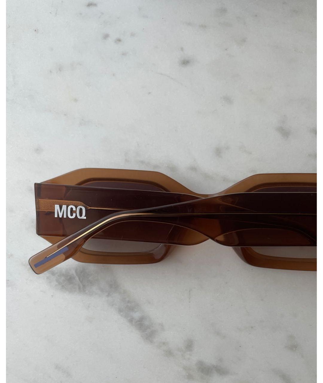 MCQ ALEXANDER MCQUEEN Коричневые пластиковые солнцезащитные очки, фото 3
