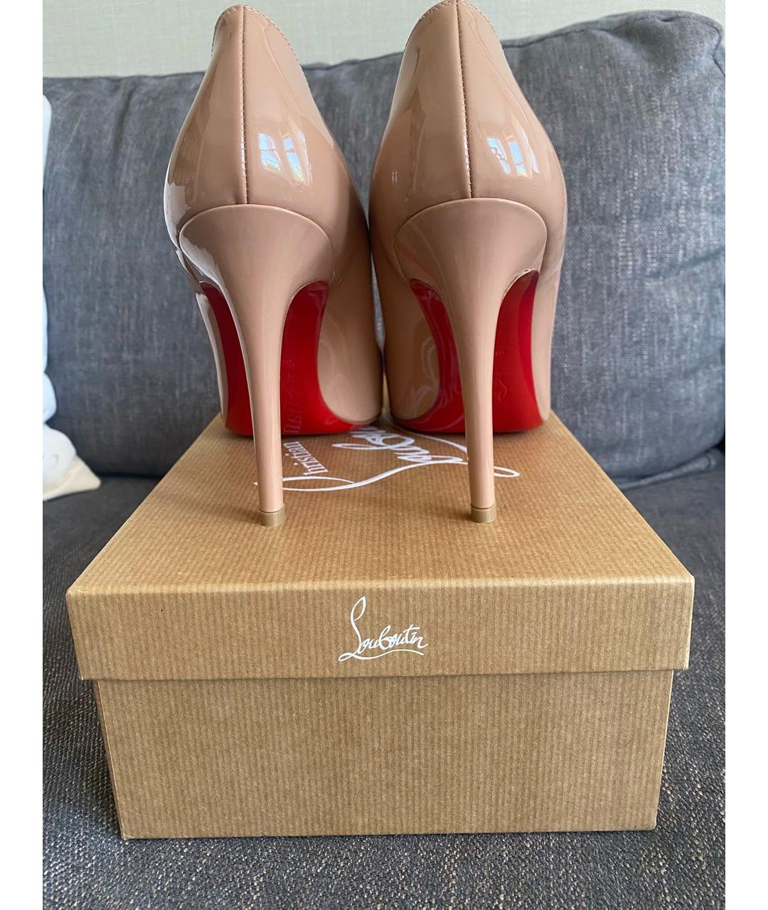 CHRISTIAN LOUBOUTIN Бежевые туфли из лакированной кожи, фото 5