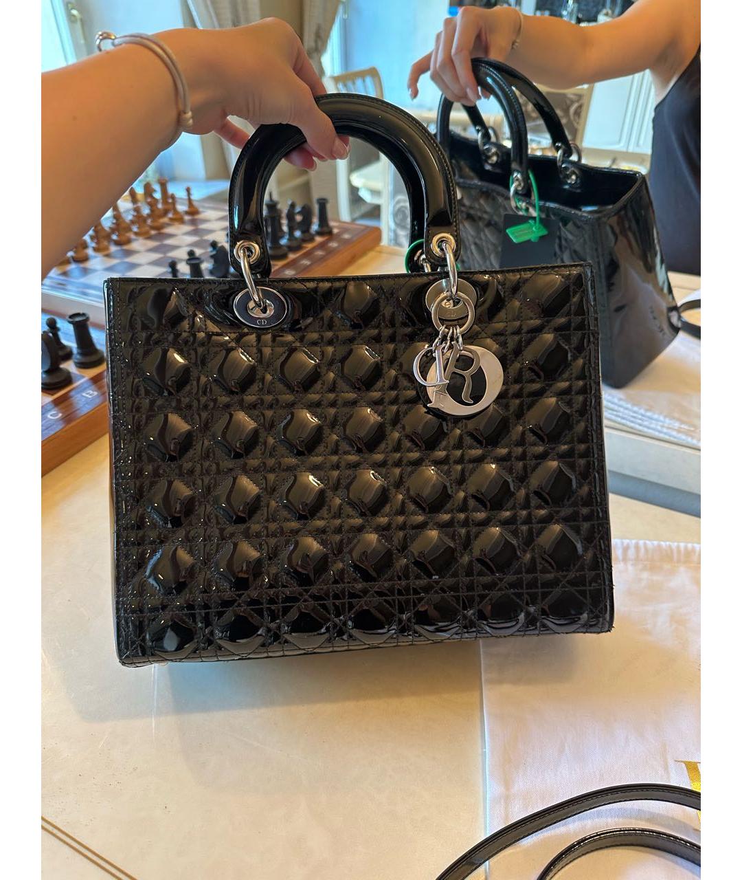 CHRISTIAN DIOR Черная сумка с короткими ручками из лакированной кожи, фото 2