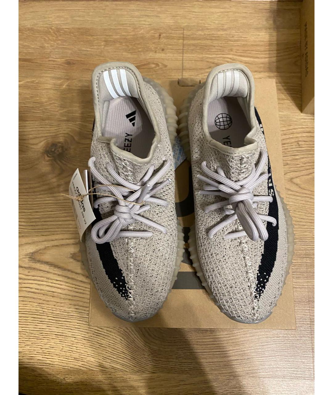 Las adidas yeezy on sale