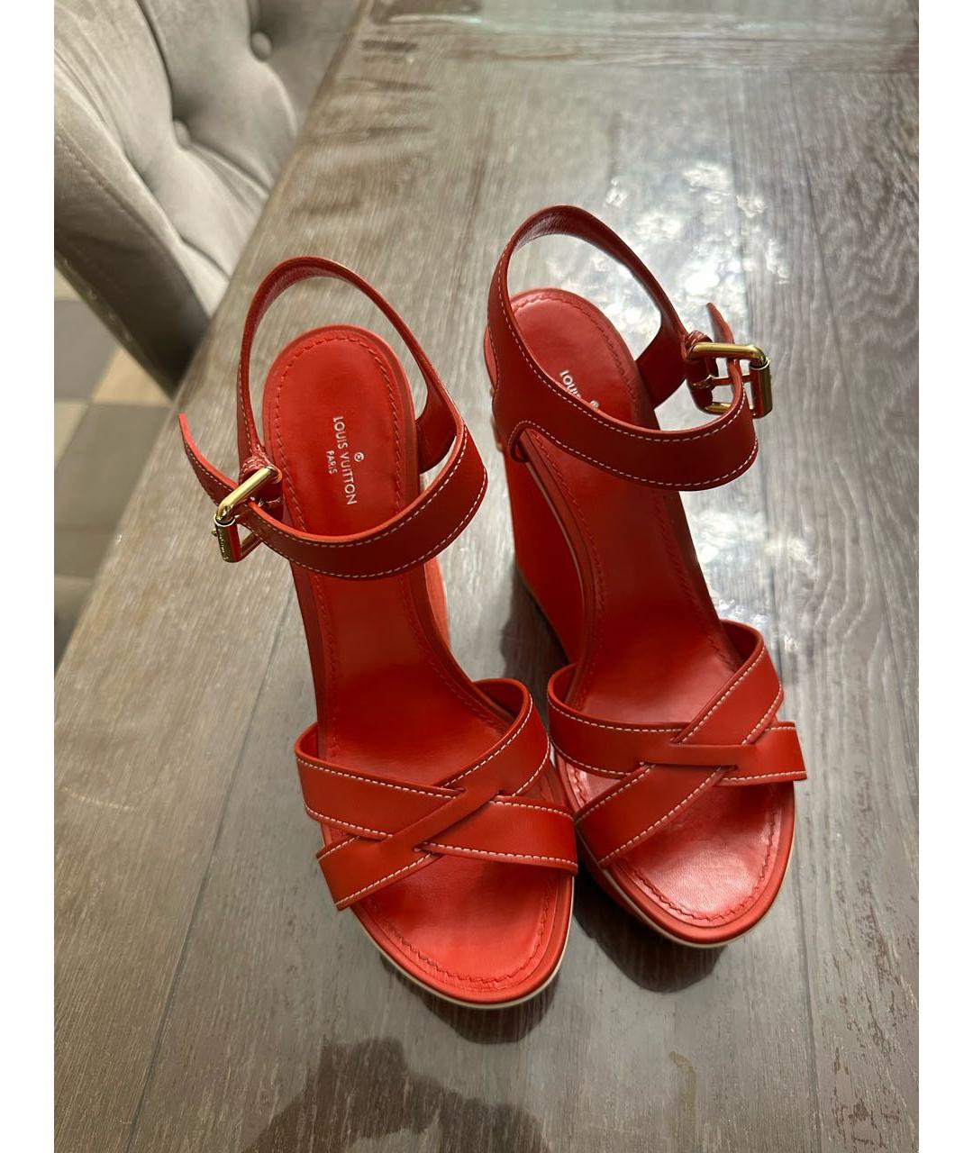LOUIS VUITTON Красные босоножки, фото 2
