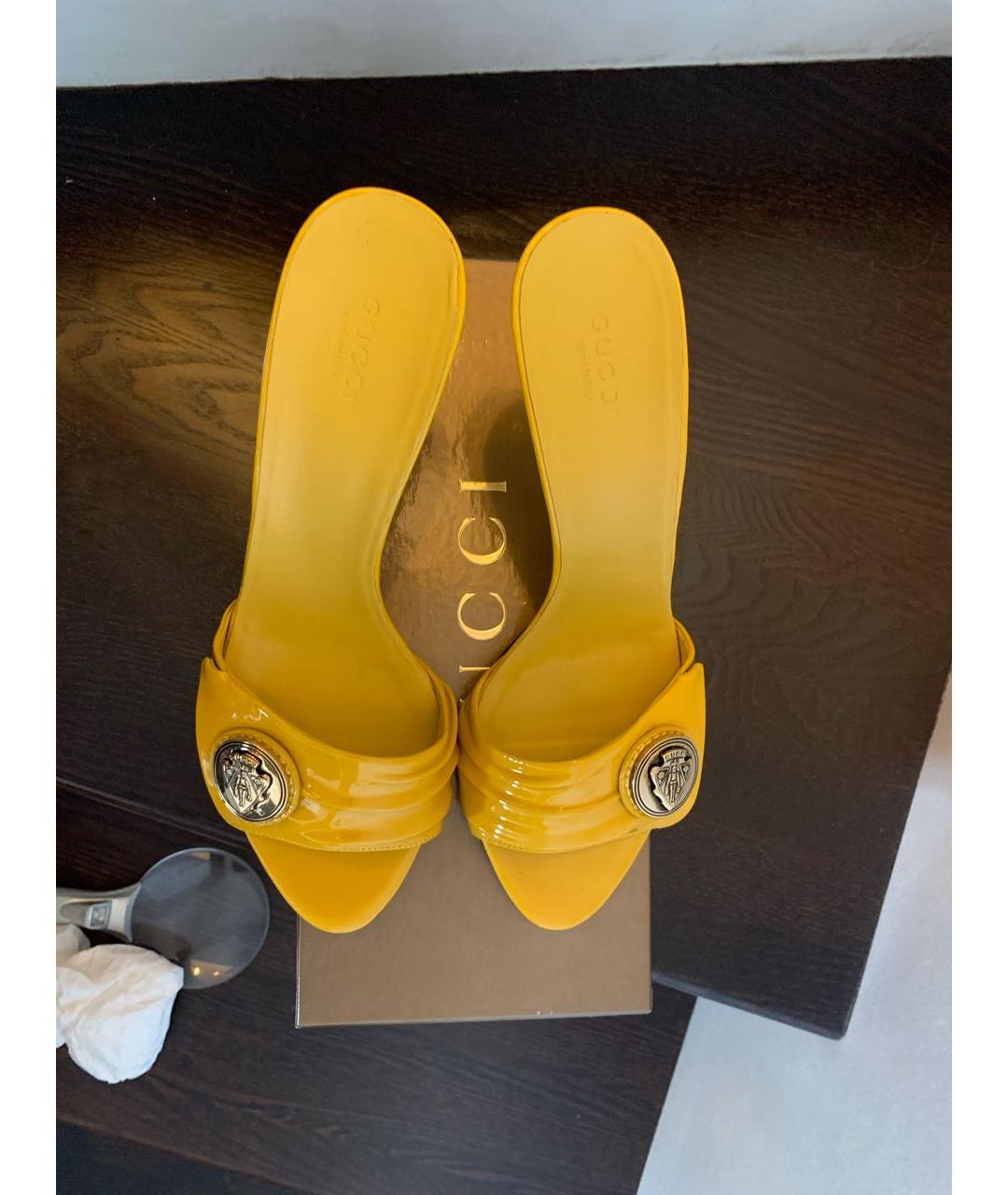 GUCCI Желтые мюли из лакированной кожи, фото 2