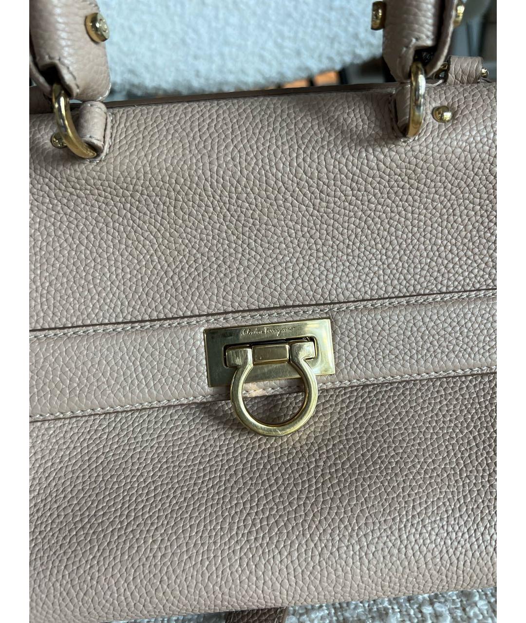 FERRAGAMO Бежевая кожаная сумка с короткими ручками, фото 3