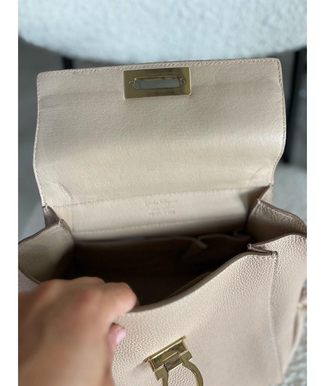 FERRAGAMO Бежевая кожаная сумка с короткими ручками, фото 4