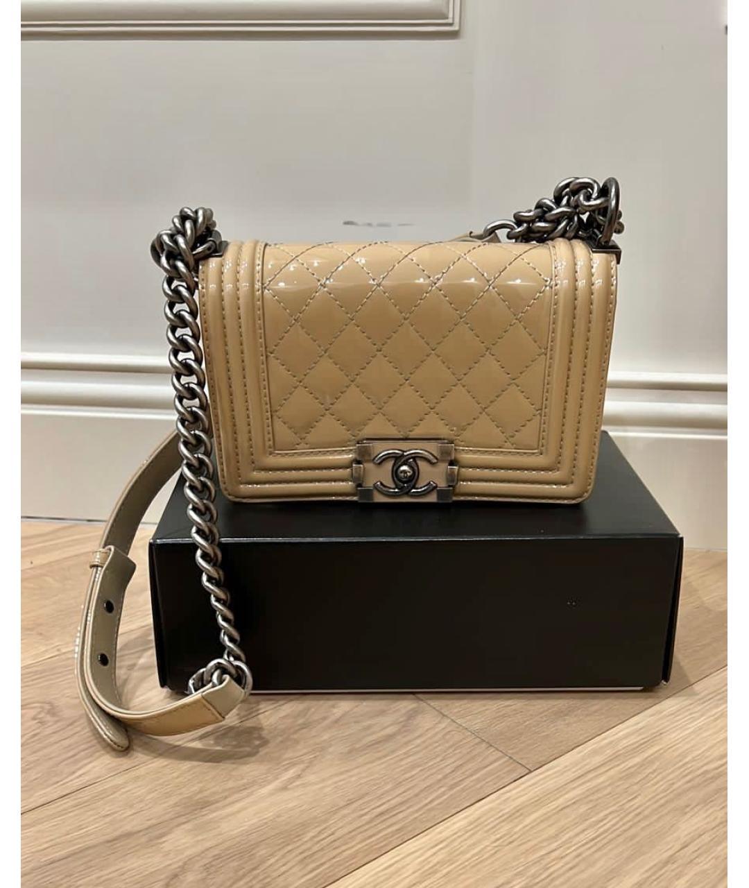 CHANEL PRE-OWNED Бежевая сумка через плечо из лакированной кожи