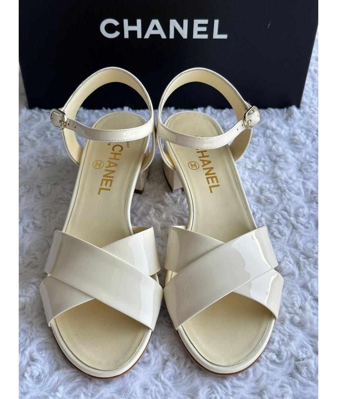 CHANEL Белые босоножки из лакированной кожи, фото 2
