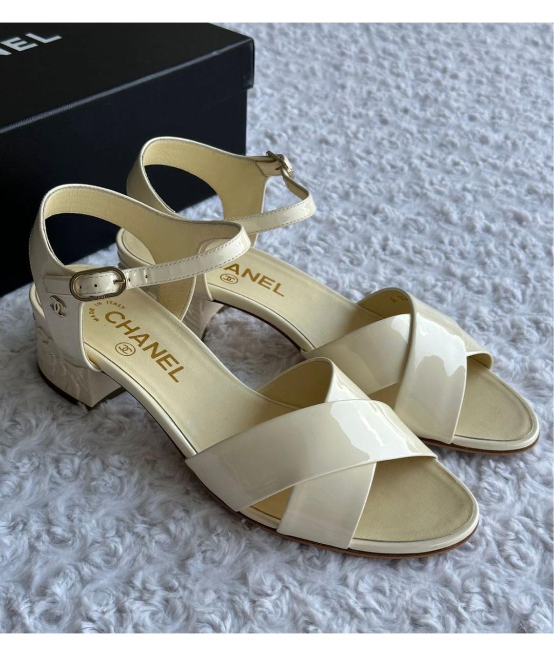 CHANEL Белые босоножки из лакированной кожи, фото 3