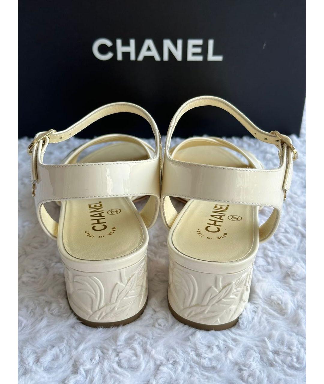 CHANEL Белые босоножки из лакированной кожи, фото 4