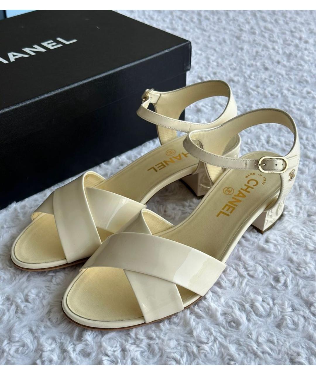 CHANEL Белые босоножки из лакированной кожи, фото 8