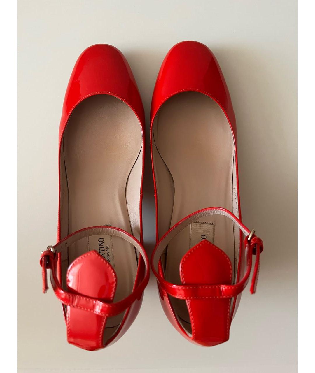 VALENTINO Красные лодочки на низком каблуке из лакированной кожи, фото 3
