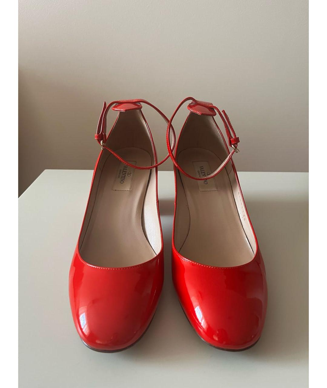 VALENTINO Красные лодочки на низком каблуке из лакированной кожи, фото 2