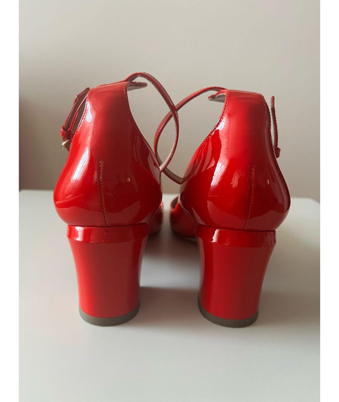 VALENTINO Красные лодочки на низком каблуке из лакированной кожи, фото 4