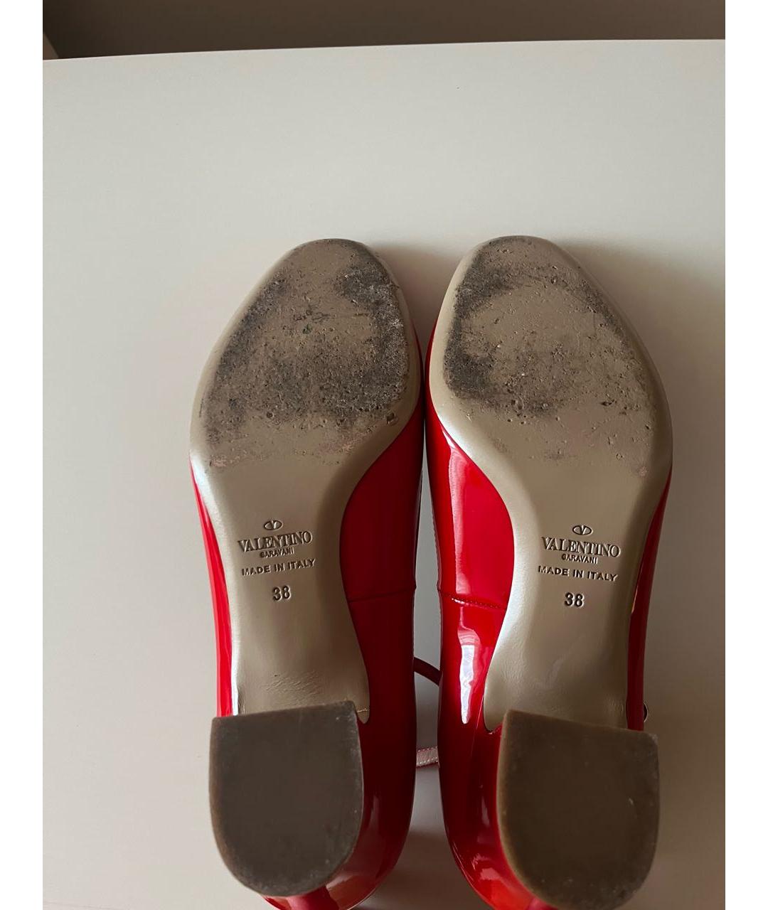 VALENTINO Красные лодочки на низком каблуке из лакированной кожи, фото 5