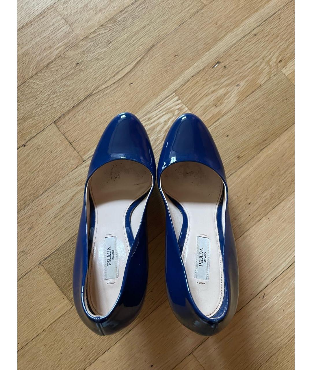 PRADA Темно-синие туфли из лакированной кожи, фото 2