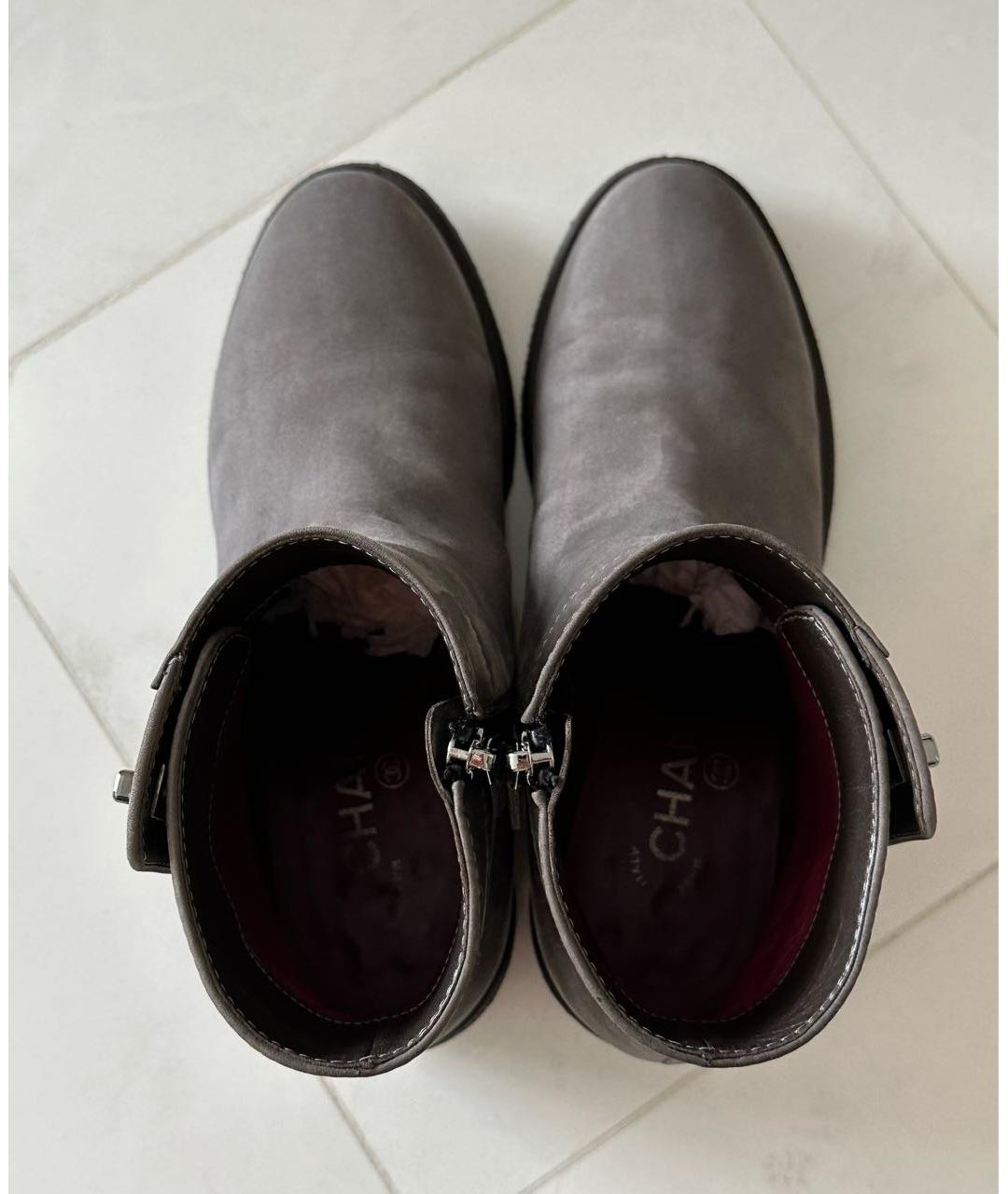 CHANEL PRE-OWNED Серые нубуковые ботинки, фото 4