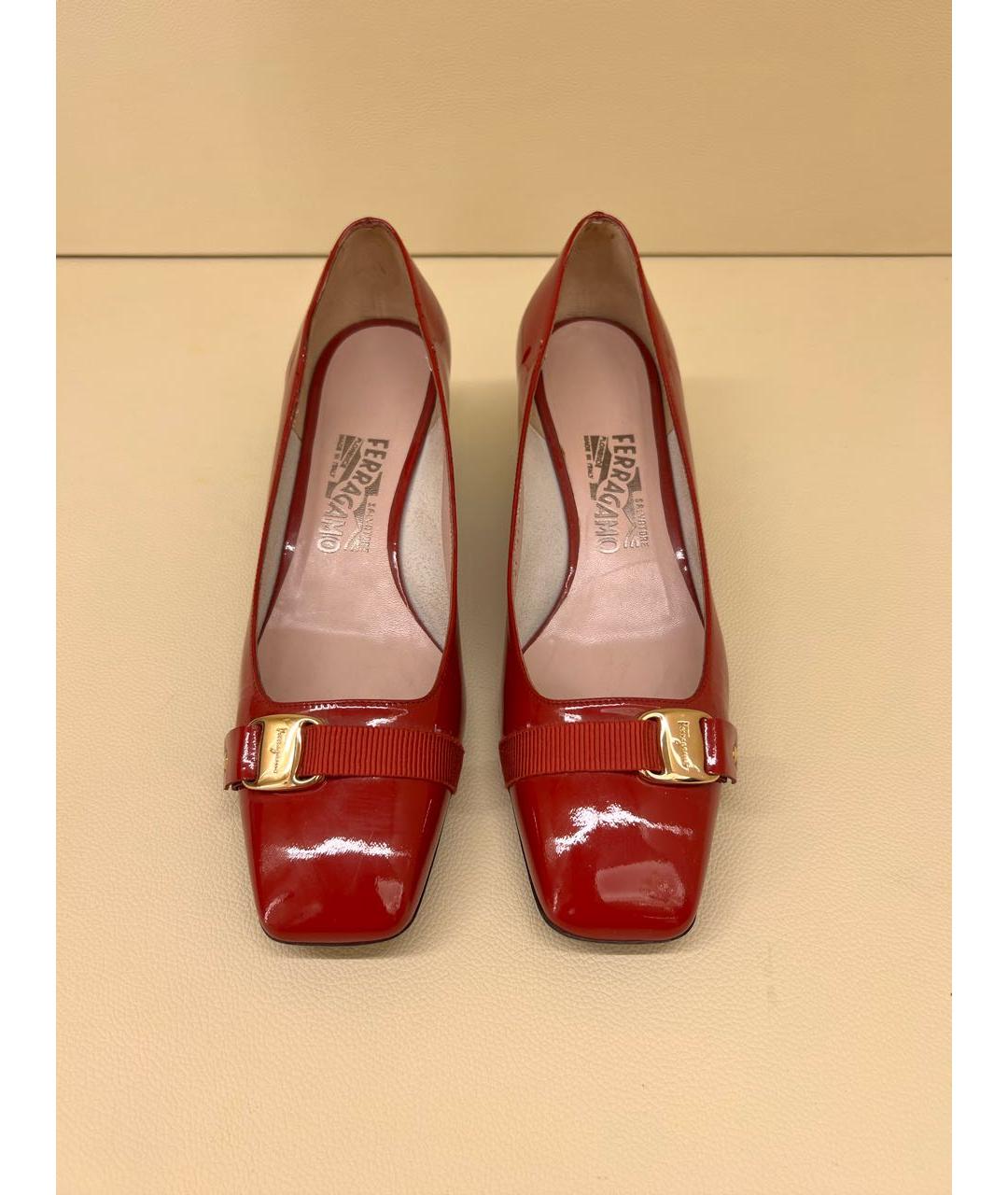FERRAGAMO Бордовые кожаные лодочки на низком каблуке, фото 5