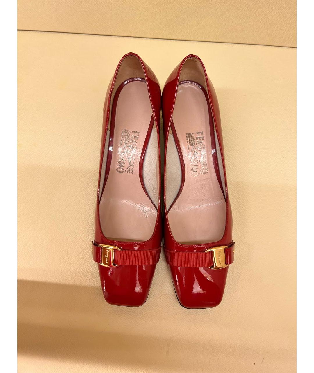 FERRAGAMO Бордовые кожаные лодочки на низком каблуке, фото 4