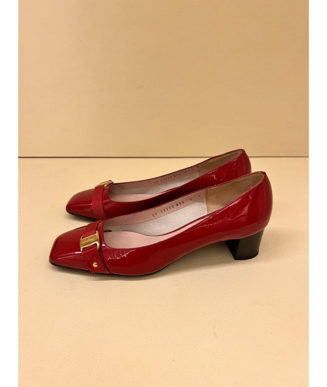 FERRAGAMO Бордовые кожаные лодочки на низком каблуке, фото 2
