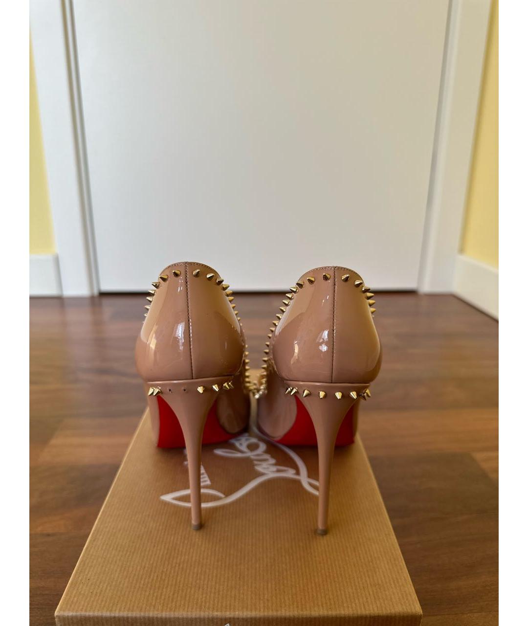 CHRISTIAN LOUBOUTIN Бежевые туфли из лакированной кожи, фото 4