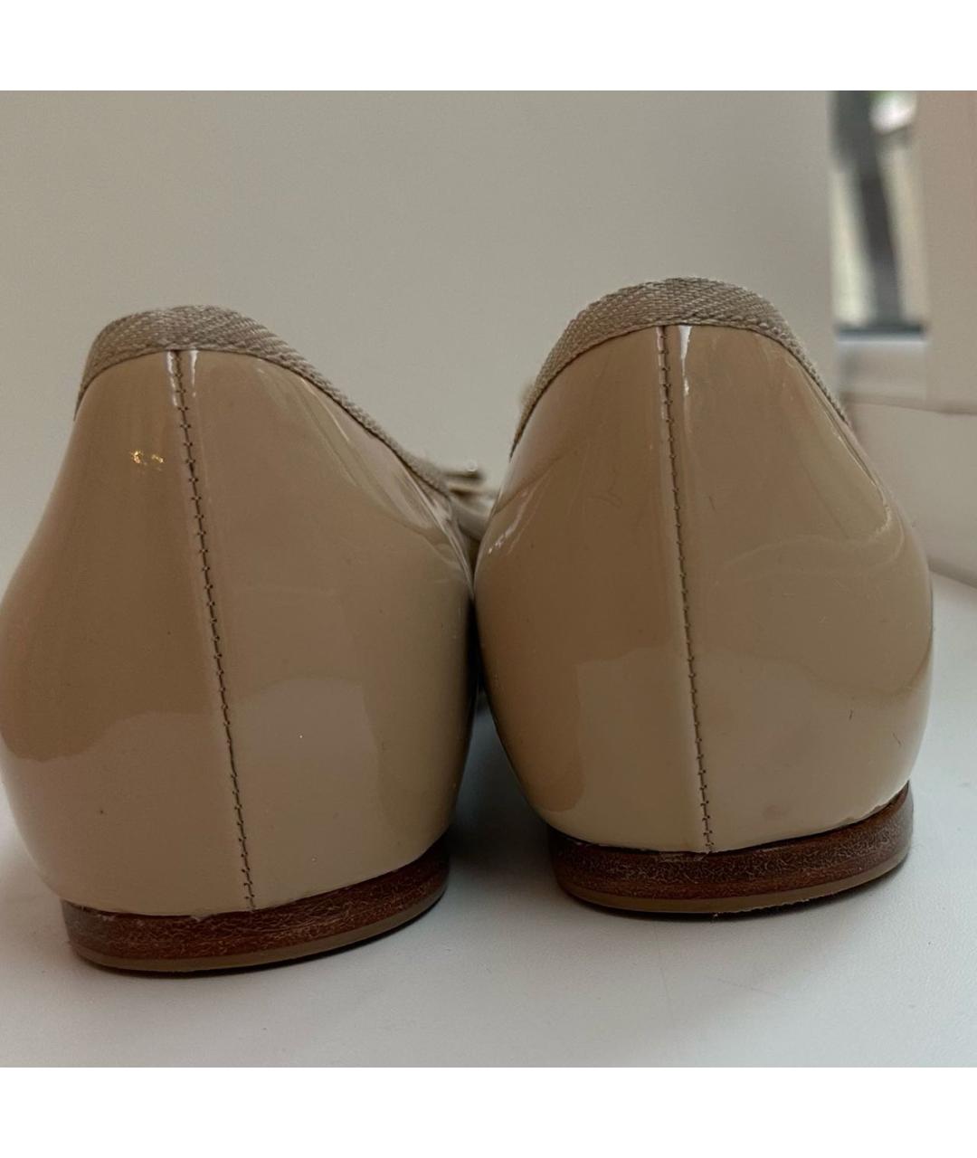 MIU MIU Бежевые балетки из лакированной кожи, фото 5
