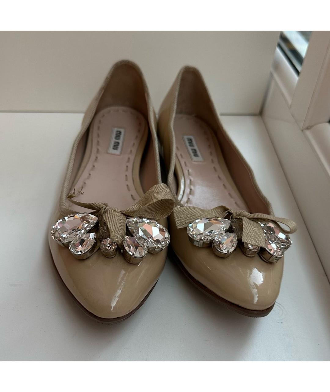 MIU MIU Бежевые балетки из лакированной кожи, фото 3
