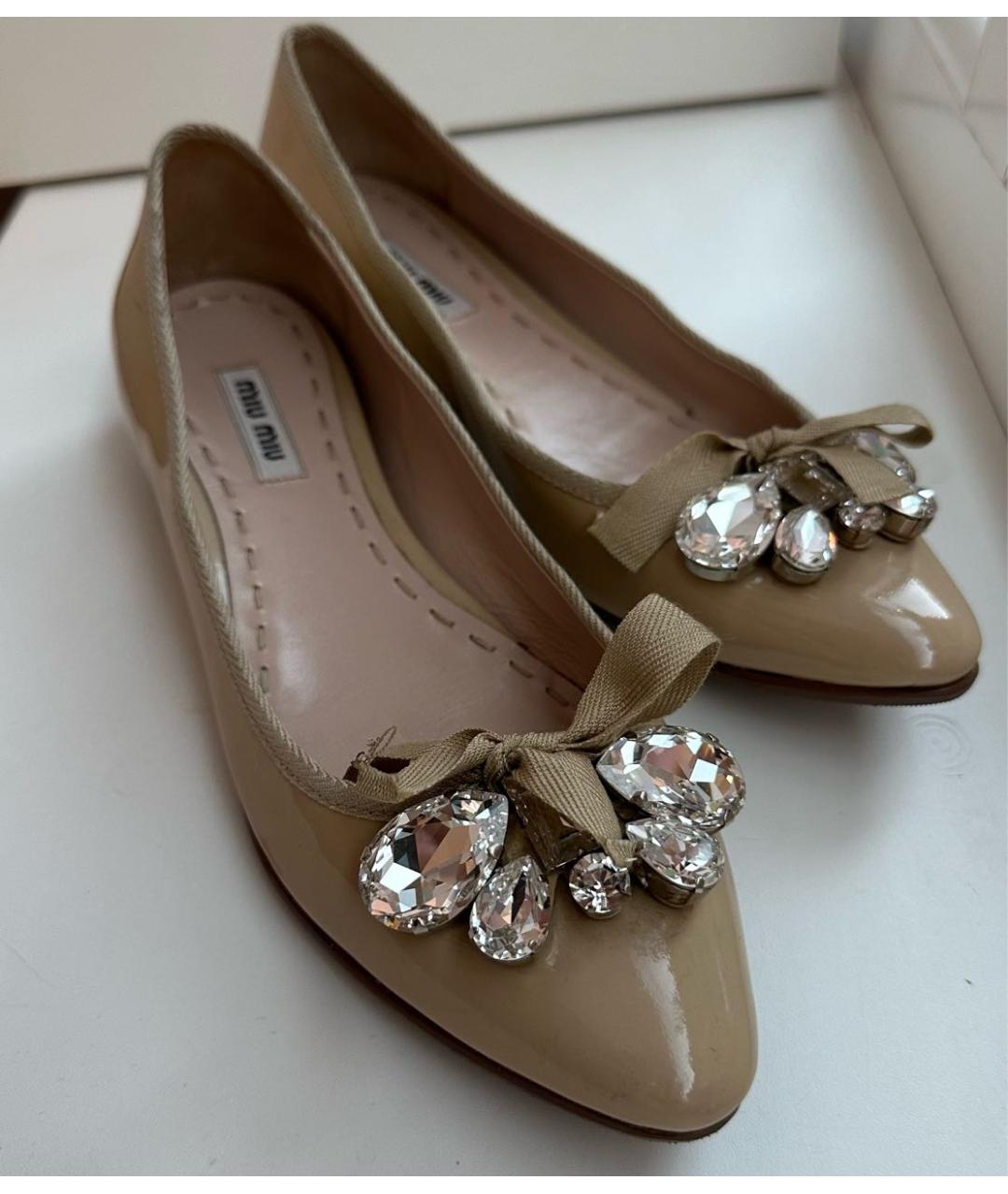 MIU MIU Бежевые балетки из лакированной кожи, фото 4