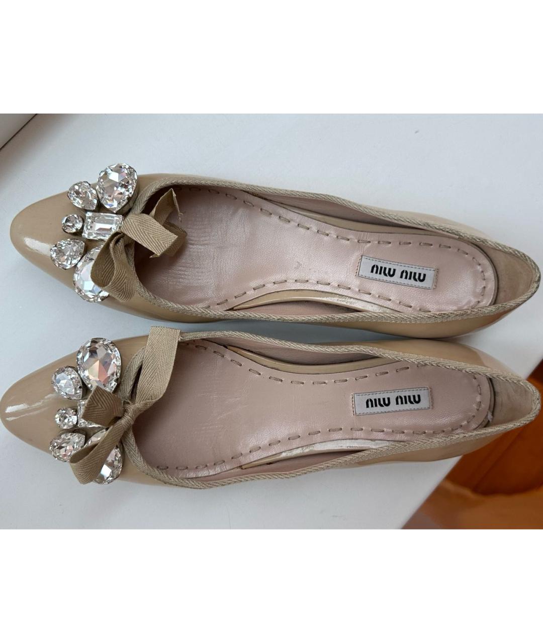 MIU MIU Бежевые балетки из лакированной кожи, фото 8