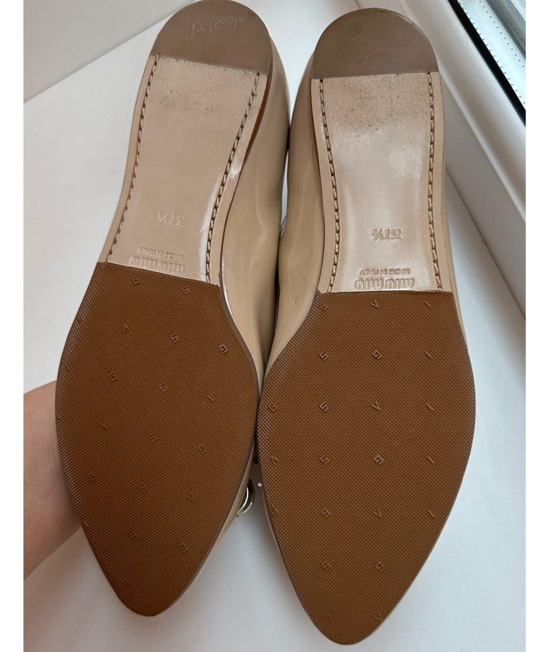 MIU MIU Бежевые балетки из лакированной кожи, фото 6