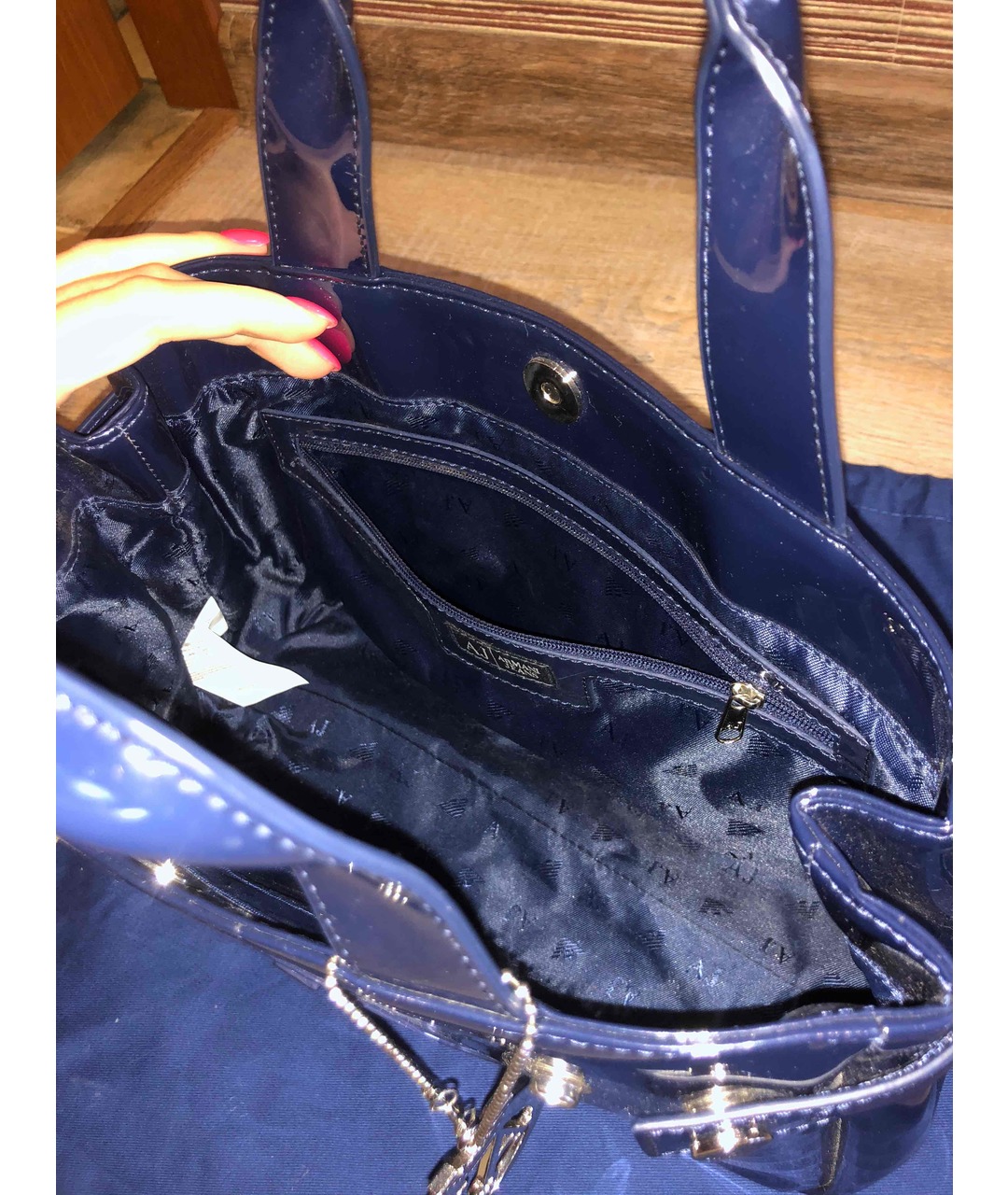 ARMANI JEANS Синяя сумка тоут из лакированной кожи, фото 4