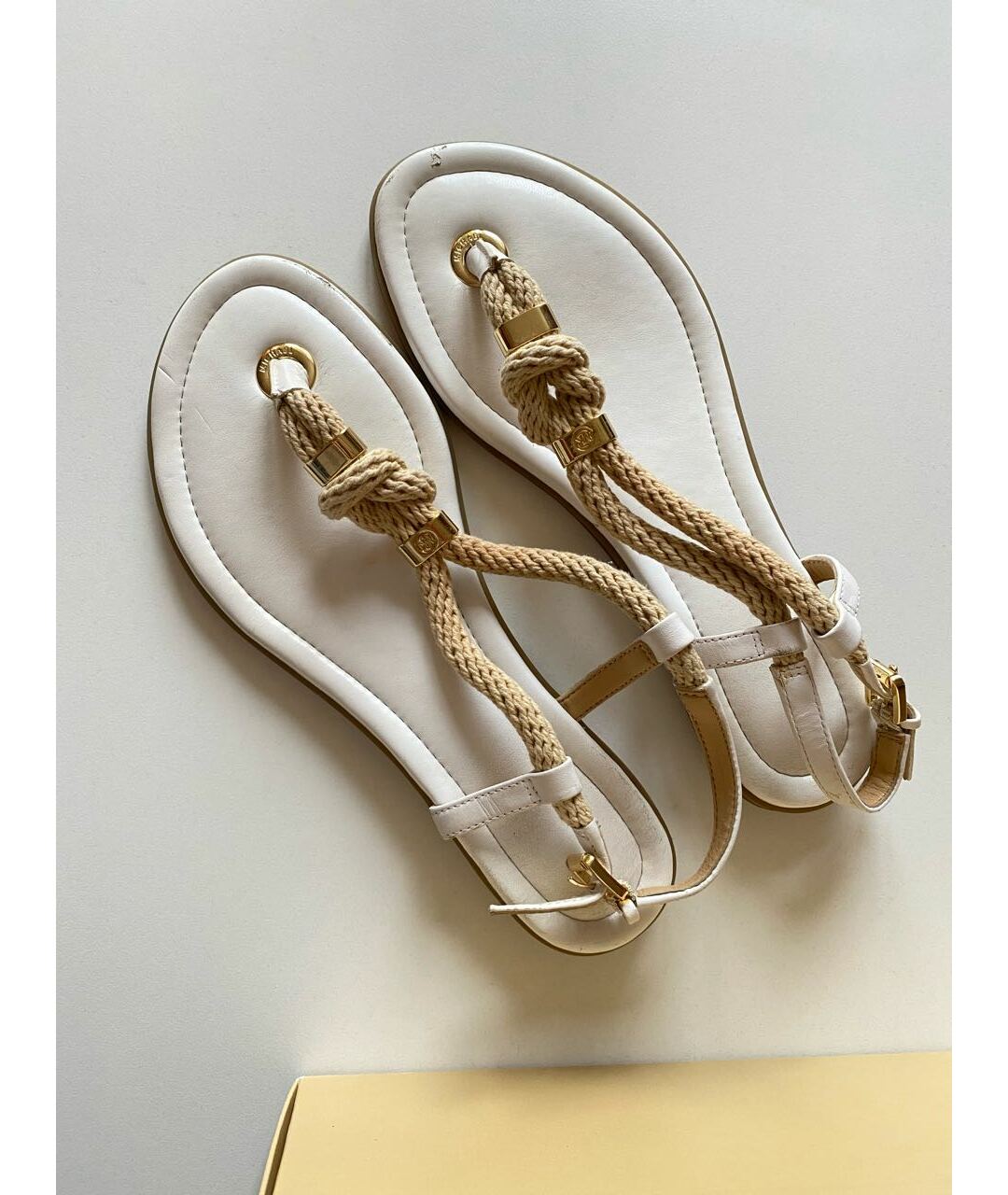 MICHAEL MICHAEL KORS Белые кожаные сандалии, фото 3