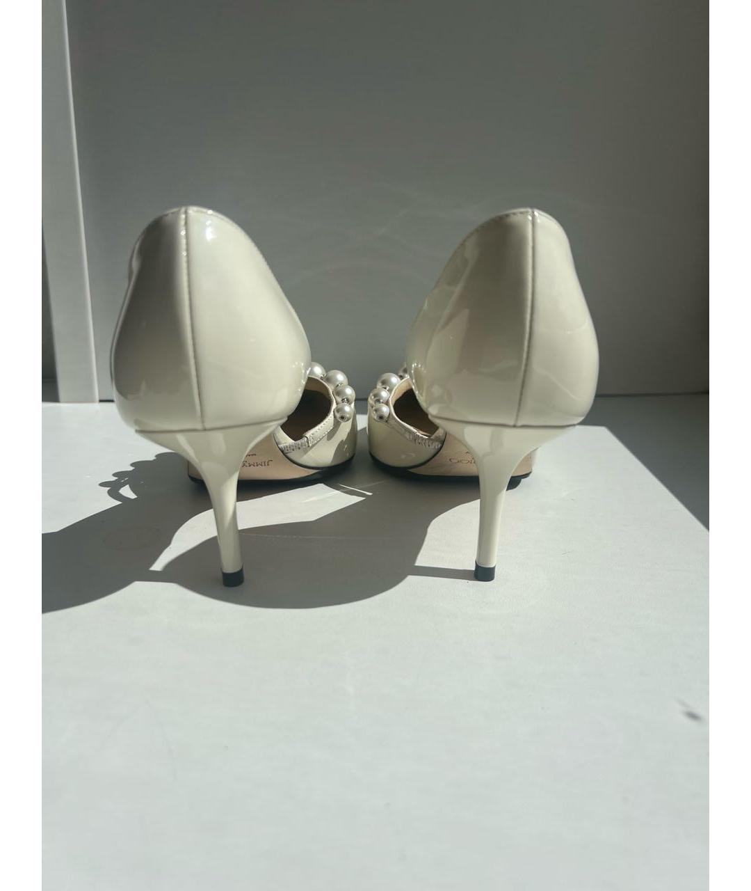 JIMMY CHOO Белые свадебные туфли на среднем каблуке из лакированной кожи, фото 4