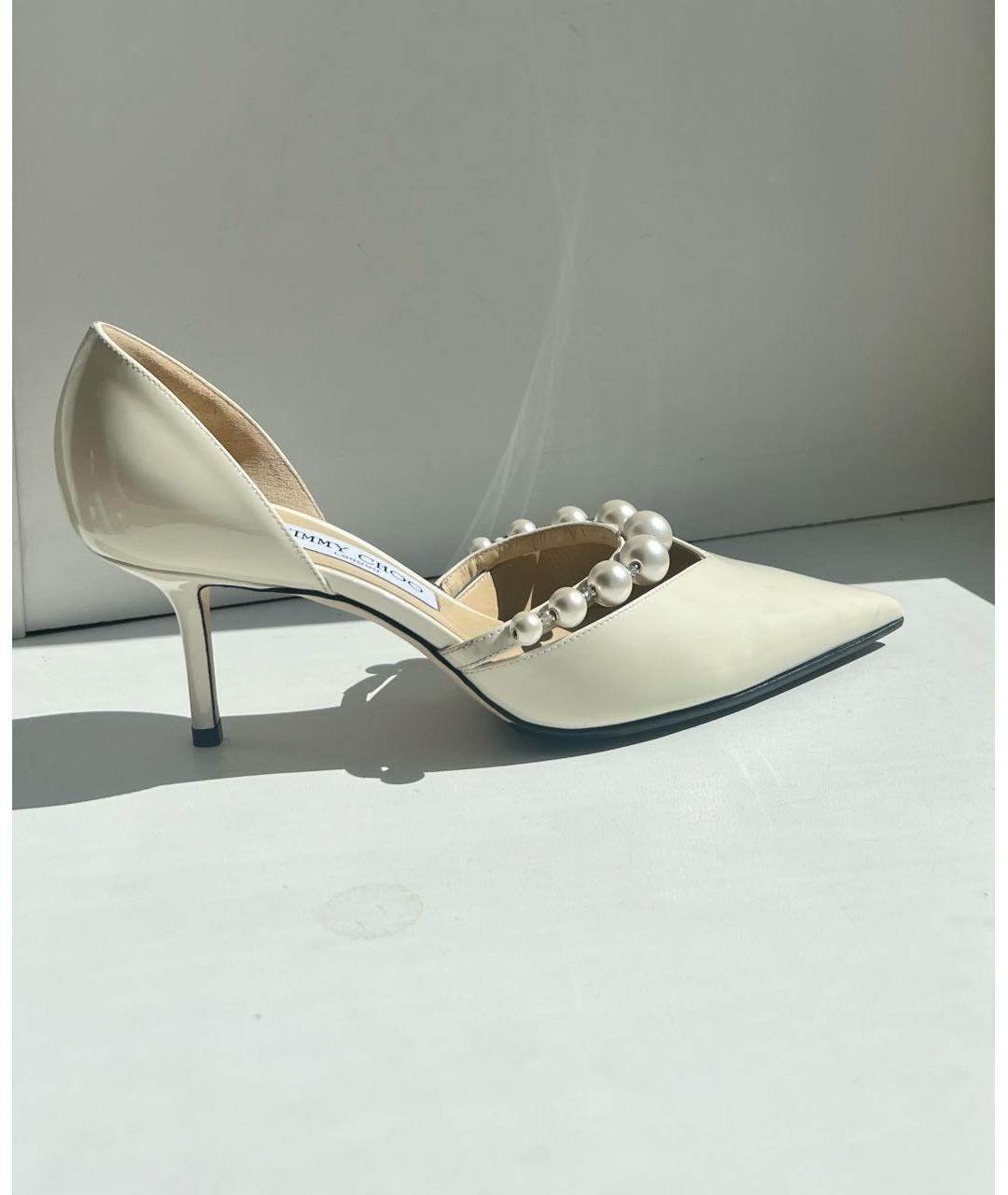 JIMMY CHOO Белые свадебные туфли на среднем каблуке из лакированной кожи, фото 5