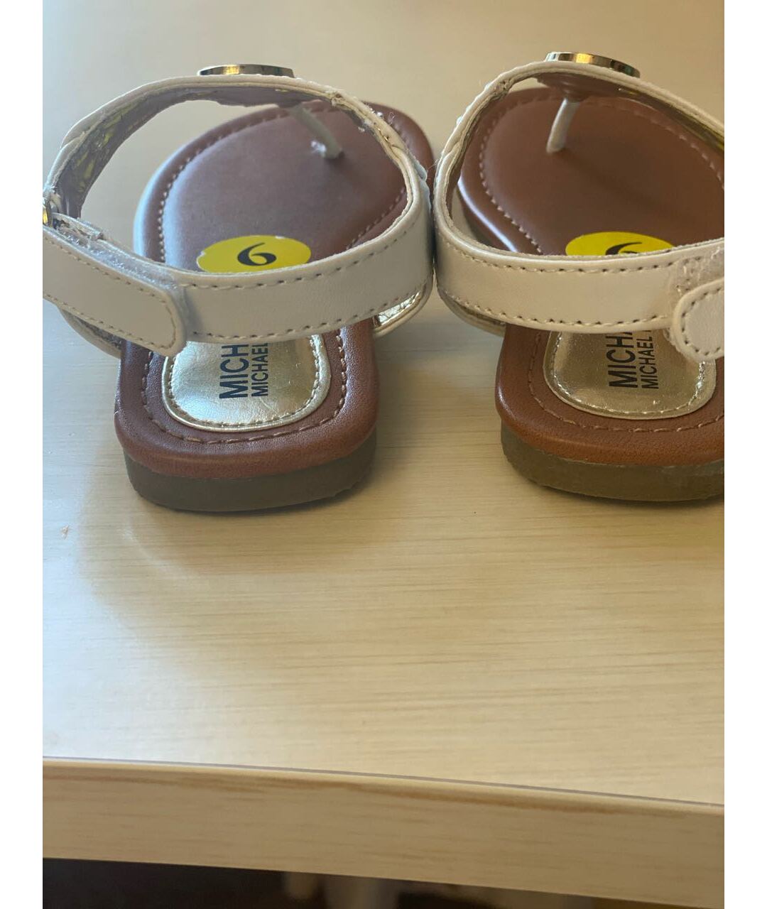 MICHAEL KORS Белые кожаные сандалии и шлепанцы, фото 4
