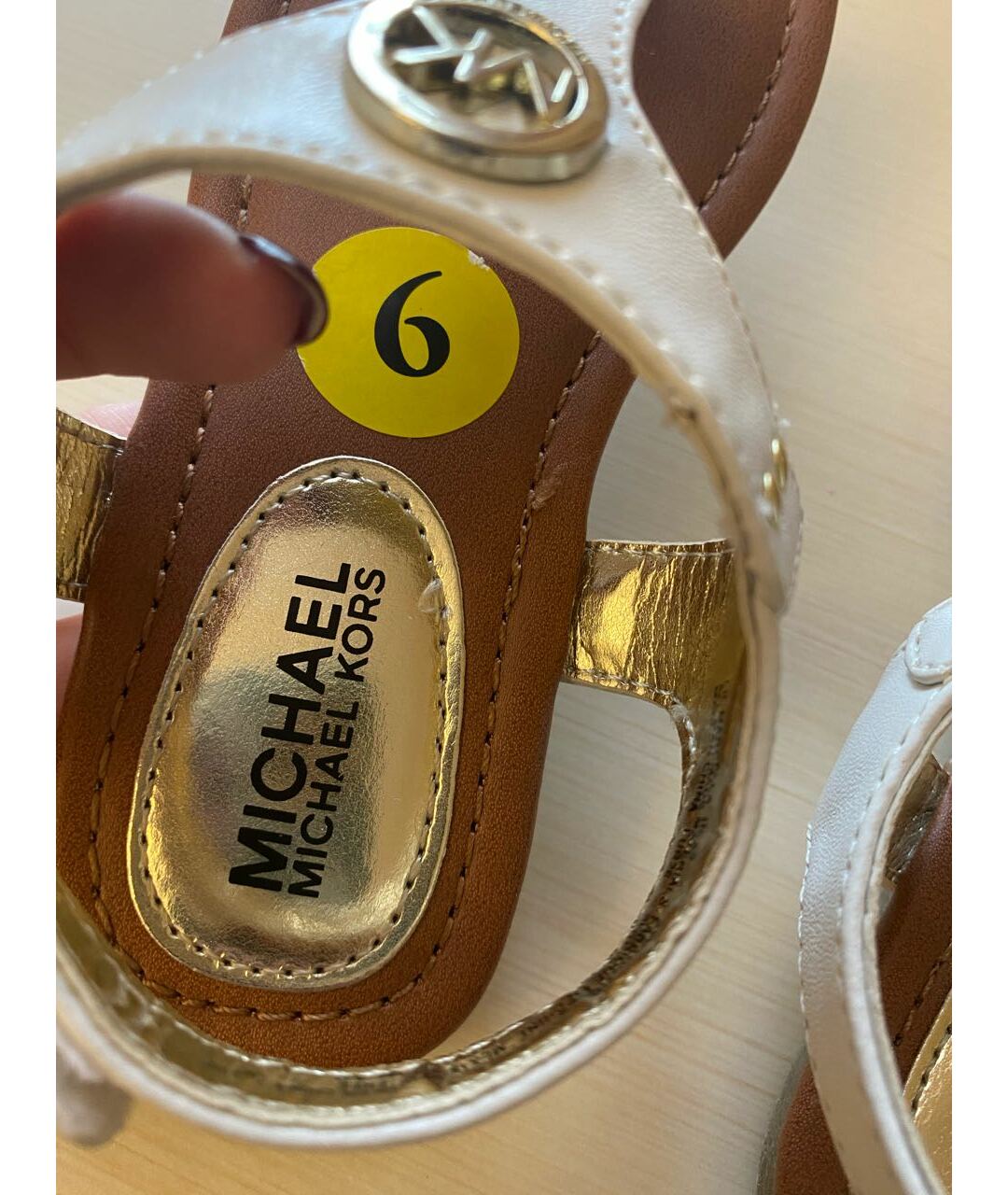 MICHAEL KORS Белые кожаные сандалии и шлепанцы, фото 6